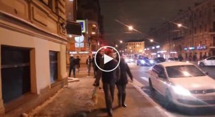 В Санкт-Петербурге хулиганы напали на таксиста и изувечили его автомобиль