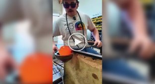 Мастера показали залипательный процесс создания тыквы из стекла