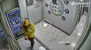 Кур'єр не помітив скляні двері