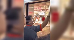 A man in a shopping mall in the Philippines put on a show right in the elevator