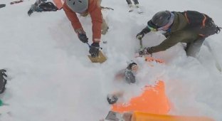 Команда спасателей откопала сноубордистов, которые попали под лавину (6 фото + 1 видео)