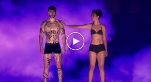 Удивительное цифровое шоу на телах моделей