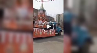 Кремлевская башня упала с автомобильной платформы во время парада в Хабаровском крае РФ