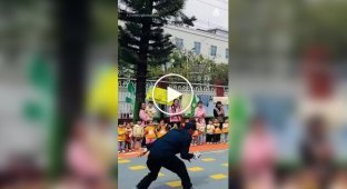 Неожиданный прием в перетягивании каната: соперников отвлекли конфетами