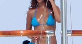 Рианна в бикини отдыхает на яхте (9 Фото)