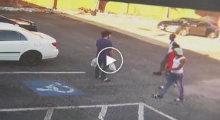Отморозки напали на парня, сделавшего им замечание в магазине