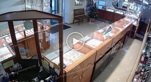 In Bashkiria, the owner of a jewelry store neutralized a robber with a gun