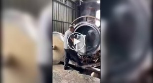 How giant plastic bottles are made Vats: The Amazing Process of Rotational Molding