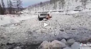 Легендарный грузовик Урал преодолевает ледяную речку
