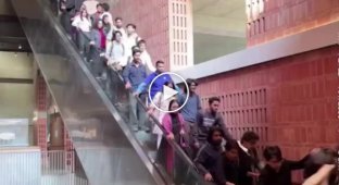 Эскалатор в университете Бангладеш внезапно ускорился