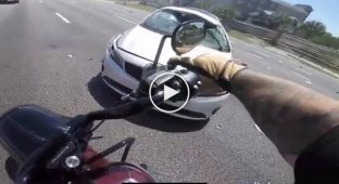 Мотоциклисты которые засняли необычное ДТП в США