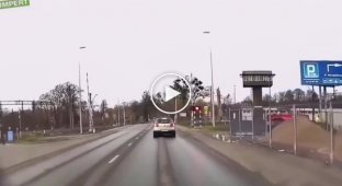 BMW пролетел через перекресток на красный свет