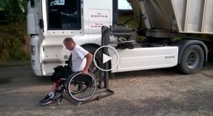 Инвалид дальнобойщик демонстрирует работу своего тягача MAN с инвалидным подъемником
