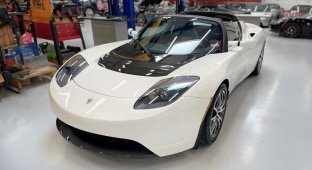 Нову Tesla Roadster 2010 року виставили на аукціон (29 фото)