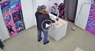 Россиянин подрался с сотрудником пункта выдачи