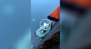 Экстремальный ночлег альпинистов прямо над пропастью