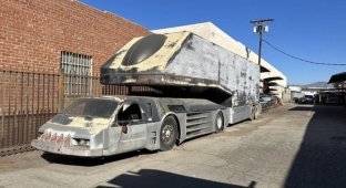 Bizarre sci-fi TV Peterbilt truck up for sale (4 pics + 1 video)