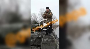Російський священик виліз на танк і благословив окупантів на війну