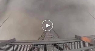 В США работяги поднимаются на башни высотой до 600 метров, чтобы поменять лампочку