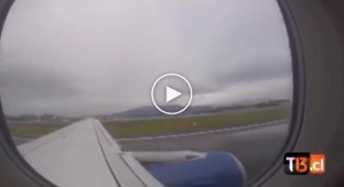 Самолет теряет деталь во время взлета