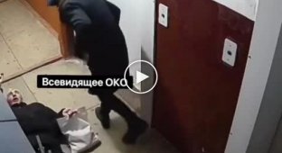 В Запорожье неадекват в женской куртке избил пенсионера в подъезде, с целью ограбления