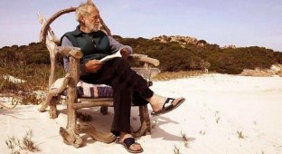 Почему власти Италии изгнали 81-летнего Робинзона с острова, где он жил более 30 лет (5 фото)