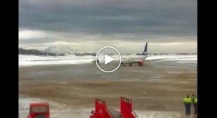 Пилот посадил самолет на замерзшее озеро