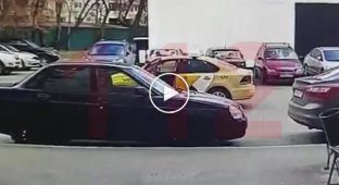 Московский таксист выкинул пассажирку, а затем ударил ее