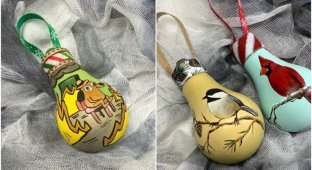 A man makes Christmas decorations from burnt out light bulbs (35 photos)