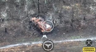 Авдеевское направление, украинский FPV-дрон залетает в уничтоженный БТР в котором спрятались российские военные