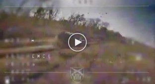 Украинские FPV-дроны атакуют российскую бронетехнику на Кременском направлении