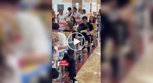 A competition for "unnoticed" rice eating was held in China