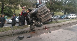 В столице Венесуэлы машина обняла столб (5 фото)