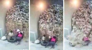 В Китае чудом выжили брат и сестра, на которых завалилась огромная кладка кирпичей (2 фото + 1 видео)