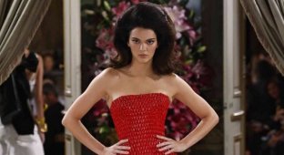 Kendall Jenner's dress: it took 550 hours to create (5 photos + video)