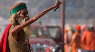 Индус держит руку поднятой вот уже 43 года (8 фото)