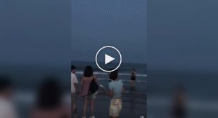 Дрон відчитав людину, що купається в море людини