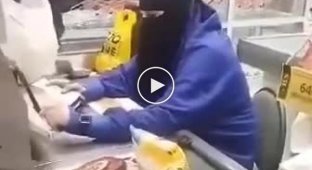 Гульнара, у нас отмена!: в московском супермаркете замечена кассир в парандже