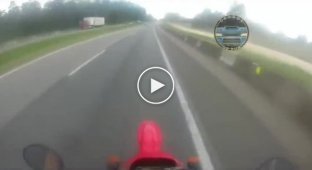 Интересная погоня у мотоциклиста получилась