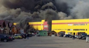 В Москве сгорел торговый центр «Синдика» (9 фото + 3 видео)