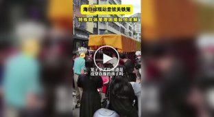 В Китае отец поместил раздетого ребенка в клетку «для безопасности»