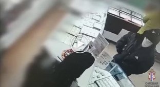 В Омске мужчина с перебинтованной головой ограбил ювелирный магазин