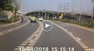 НЛО приземлился на трассу перед идущим автомобилем видео