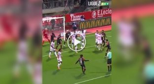 Футболист сам себе выбил зуб