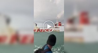 В Индонезии старый паром сломался пополам и затонул