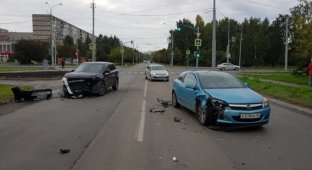 Mitsubishi против Opel: ДТП из Екатеринбурга (3 фото + 1 видео)