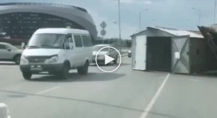Пункт назначения в Омске: гараж вынесло ветром прямо на дорогу