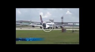 Unusual takeoff of a Boeing 747 cargo plane