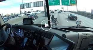 Водитель фуры помогает мотоциклисту съехать на обочину на оживленной дороге