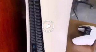 Один блогер успешно подключил PS5 к черно-белому телевизору 1949 года выпуска